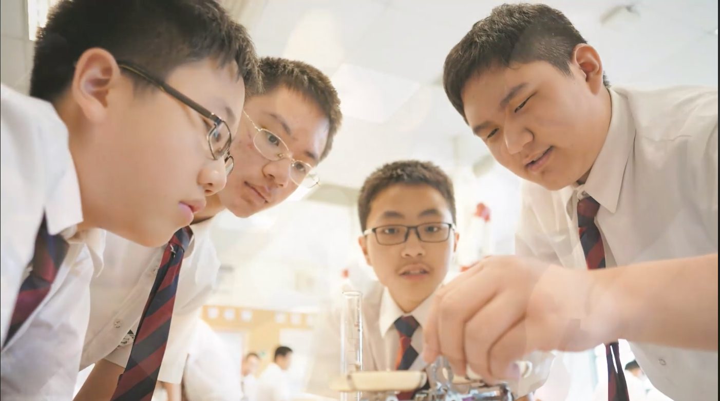 復興學生於課堂進行科學實驗